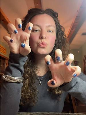 A post by @juliamellon on TikTok caption: nail day!! chose the color SAPPHIRE 💙 #nailday #easynails #chromenails #bluenails #newnails 