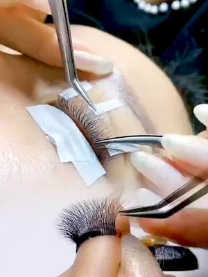 A post by @beyelianbeauty on TikTok caption: #foryoupage #lashestutorial #eyelashextensions 