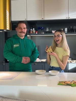 A post by @kompleksiaraxx on TikTok caption: U mnie klasyk z twistem! 🧀🍲 Cukinia dla zdrowego akcentu, szynka dla wyrazistego smaku, a prażona cebulka dodaje chrupiącego finiszu. 😍Uwielbiam takie połączenie – proste, ale z charakterem! A Ty? Co ciekawego dorzucisz do swojego Knorr Fix Mac ’N Cheese, żeby było jeszcze bardziej Twoje? 🤩 Kreatywność w kuchni to podstawa! 👩‍🍳👨‍🍳 Daj znać w komentarzu, bo chętnie zgarnę inspiracje! 🔥 @knorr  #reklama #współpraca #comfortfood, #knorrpolska #macncheese, #jeszjakchcesz