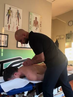 A post by @rc_osteopata on TikTok caption: #asmr #osteopathy #chiropractic #adjustment #thrust #technique #crack #sound #professional #doctor 