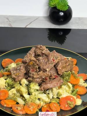 A post by @togologue2.0 on TikTok caption: Sauté bœuf et légumes un repas sain et rapide  #senegal #tiktoksenegal🇸🇳 #cuisine #senegalaise_tik_tok #senegalaise_tik_tok🇸🇳pourtoichallenge 