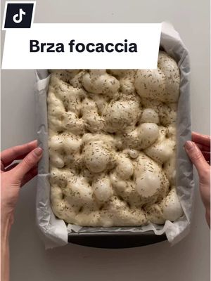 A post by @marijamazalin on TikTok caption: Brza focaccia u 2 i pol sata 😍 SASTOJCI  ⁃ 400g mlaka voda  ⁃ 21g svježi kvasac  ⁃ 1 žličica šećer ili med ⁃ 500g brašno tip 00 (zamjena - glatko) ⁃ 15g sol  ⁃ maslinovo ulje (samo maslinovo koristimo!) ⁃ Kotányi ružmarin  ⁃ Kotányi začinsko bilje na talijanski  RECEPT  1. Izmiješajte mlaku (prema toploj) vodu, izmrvljeni kvasac i šećer/med pa pokrijte krpom na 5min  2. Dodajte brašno i sol te miješajte kuhačom 3-5min  3. Nauljite zdjelu i tijesto odozgo pa dižite pokriveno krpom 20min (svo dizanje treba biti u najtoplijoj prostoriji) 4. Napravite prvu rundu od po 4 preklapanja (tijesto izvucite od dna i preklopite) pa tijesto dižite 20min pokriveno krpom  5. Napravite drugu rundu od po 4 preklapanja pa tijesto dižite još 20min pokriveno  6. Nauljite dno i strane tepsije, obložite ju papirom za pečenje pa i njega nauljite po dnu i stranama, a pećnicu stavite grijati na 240C  7. Napravite treću rundu od po 4 preklapanja pa tijesto odmah stavite u tepsiju  8. Preklopite ga od gore na sredinu i od dolje na sredinu, pa preokrenite da je glatkom stranom prema gore  9. Prekrijte prozirnom folijom tako da ona ne dira tijesto pa ga dižite 20min  10. Maknite foliju pa tijesto nauljite i pospite Kotányi ružmarinom i Kotányi začinskim biljem na talijanski 11. Napravite udubljenja (utisnite prstima i malo umasirajte) u podjednakim razmacima  12. Pecite 10min na 240C pa 15min na 220C (ukoliko želite hrskavije dno, zadnjih 5min maknite papir za pečenje iz tepsije i pecite bez njega) #focaccia #recept #Recipe #foccacia #brzafoccacia #brzafoccacia #quickfocaccia #jednostavnirecepti #nokneadfocaccia #brzirecepti #kotanyi #kotanyihrvatska 