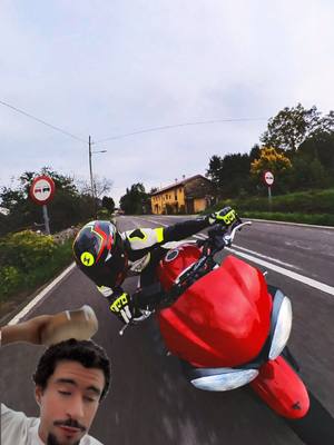 A post by @mori660s on TikTok caption: CLARAmente por no adecuar la velocidad a la vía 🤓 #fyp #humor #biker #moto #asturias #triumph #oviedo #gijon 