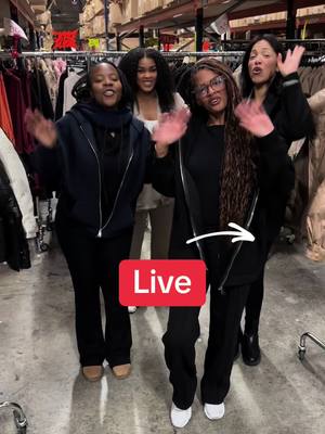 A post by @grossiste_en_ligne.com4 on TikTok caption: Rejoignez-moi en live maintenant  #live #shopping #outfit #mode 