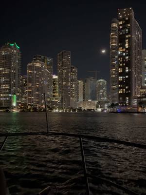 A post by @silviaaa on TikTok caption: miami ✨📸💋  #miami #miamitrip #fyp 