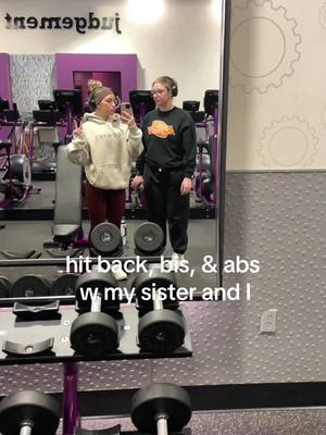 A post by @hannaheberlyy on TikTok caption: back and bi workout w my sister and i!! 2025 is for stronggggg girliesss #fyp #gym #workout #backandbis #workout #fit #gymgirl 