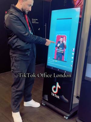 A post by @e2k9n on TikTok caption: #london #tik_tok #fyp 