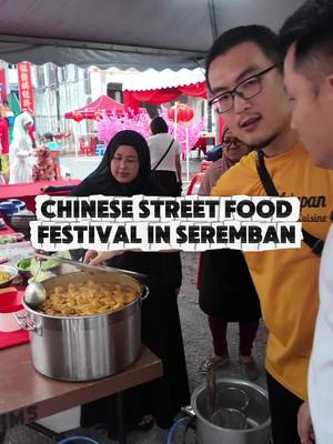 A post by @eatai786 on TikTok caption: Chinese new year street food festival in Seremban, they even have a Chinese Muslim section selling halal Chinese Malaysian food. Our brother@RidzuanOngPodcast will be cooking deicious halal Kari Mee from 17th -19th Jan, every day starting at 6pm. To support our brother and sister, I brought 1000 piece of halal Chinese flower cake, you can pick up at Ridzuan’s stall for free. Waze search sungai ujong walk seremban. #chinesemuslim #NegeriSembilan #chinesenewyear #pasarmalam 