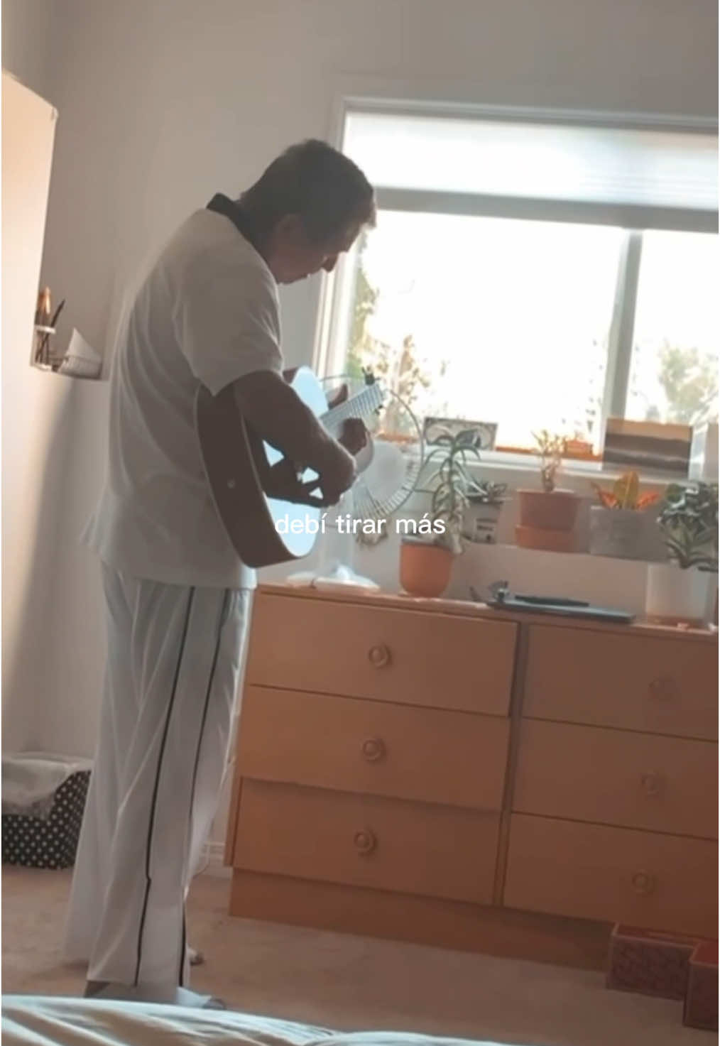 A post by @vivivergara22 on TikTok caption: Te extrañamos abuelito 🕊️🤍