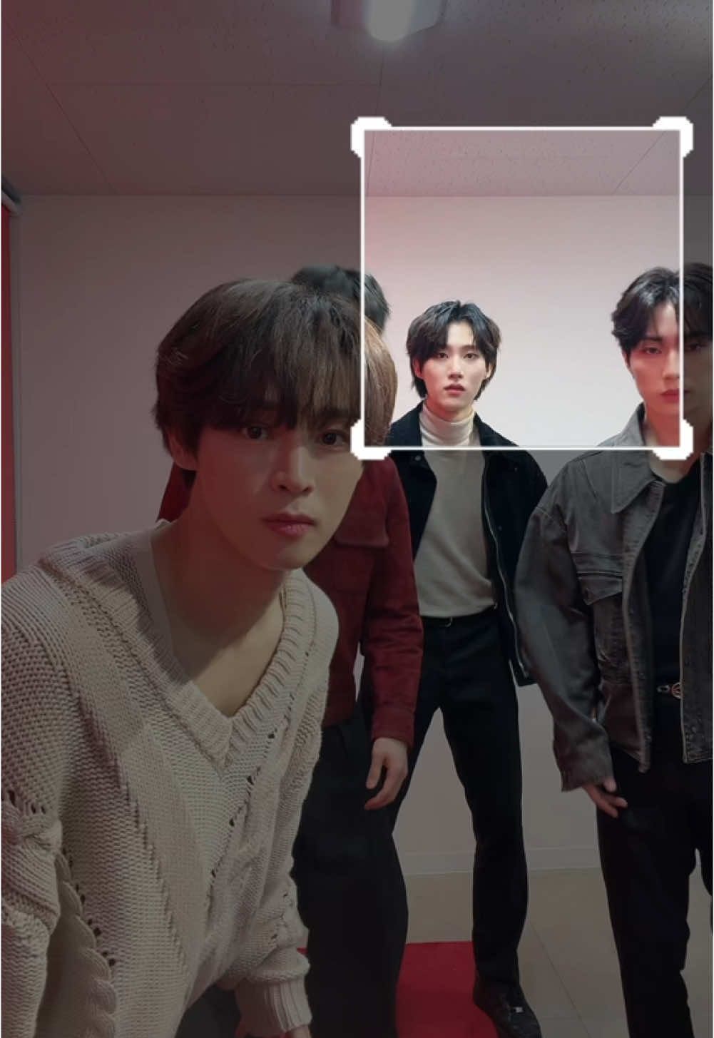 A post by @karam_0628 on TikTok caption: 📸📸📸 #fyp #추천 #バーコードシャッター 