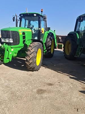 A post by @agricolanoroeste on TikTok caption: #agricolanoroeste  #tractoresreestreno   #johndeere 