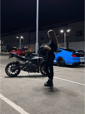 A post by @nesstte on TikTok caption: Yamaha R1 🖤 or Ford Mustang💙? 