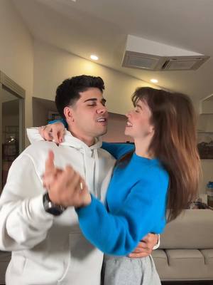 A post by @pelinyarr on TikTok caption: O kadar doğal bi an oldu ki videoyu atmadan duramıycam💙 İleride çocuklarımıza gösteririz annenle baban böyle deli deli dans ediyorlardı evde diye🥹 