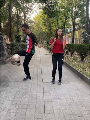 A post by @cejasfreestyle on TikTok caption: ❤️⚽️ @mya_vmr #cejasfreestyle #TikTokDeportes #parati #xyzbca #baile #freestyle