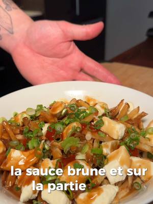 A post by @qistoh on TikTok caption: ON TESTE LA FAMEUSE POUTINE (crashtest) 🇨🇦 #recette #canada #poutine #frite #sauce #chef #cuisine #food 