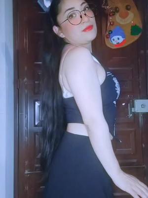 A post by @arenita_moxancel on TikTok caption: #live #latina #viral #reto #juego #arenita_moxancel #thekingtteam👑 #xyzbc #bailes 