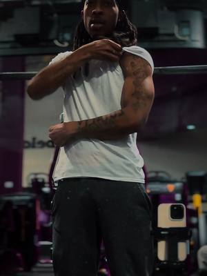 A post by @qharris12 on TikTok caption: Been locked in lately 🏋🏽‍♂️  #qharris12 #gymrat #motivation 