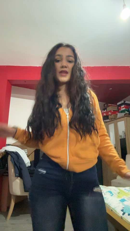 A post by @florentinamaria01 on TikTok caption: #fy❤️💋🔥 #aleale 💗