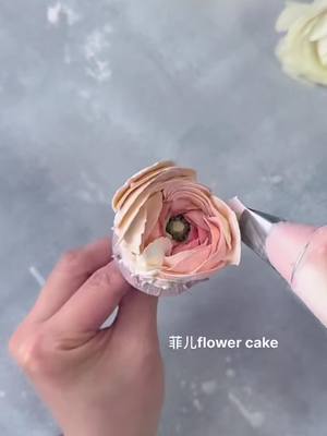 A post by @tamanhbakery on TikTok caption: hoa mao lương cách điệu#birthdaycake 