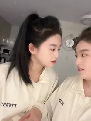 A post by @as_wind on TikTok caption: 我姊就是聰明嗷 說說就明白 #忽悠接着忽悠 #雙胞胎 #一學就會系列 #不按套路出牌 