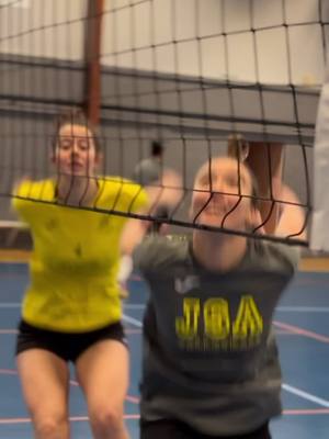 A post by @jsavolley on TikTok caption: Résultats premier match de CDF pour nos m21F 🖤💛 Jsa 2-0 Sam  Au dodo la concu 😘 #volleyball #volley #volleyballworld 