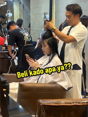 A post by @nanakoot on TikTok caption: Replying to @maaaa_edittzz MUMPUNG INCESS LAGI POTONG RAMBUT JADI EMBOK E MELUNCUR BELI KADO BT DIA ULTAH BESOK 🤣😂 .. dia gak tau klo dikasi iPad karena mintanya cuma tiket konser Kpop favoritnya yg bakal dtg Maret #nanakoot #aizcharlize 