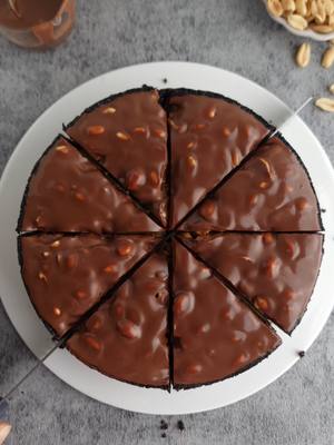 A post by @on_est_gourmands on TikTok caption: Snikers cheesecake 🥜 Pour la base: 150g de biscuits  50g de cacahuètes  70g de beurre fondu  Pour la crème au fromage : 300g de fromage à tartiner type à température ambiante  200g de crème fraîche épaisse  100g de chocolat blanc  Fouetter le fromage, incorporer le chocolat blanc fondu. Monter la crème épaisse et ajouter au mélange fromage. Verser sur la base et réfrigérer 1 nuit  Le lendemain déposer environ 100g de caramel puis des cacahuètes grillées. La ganache : 80g de chocolat  80g de crème entière  Bouillir la crème et verser sur le chocolat, émulsionner. 🇬🇧 Snikers cheesecake  For the base: 150g biscuits 50g peanuts 70g melted butter For the cheese cream: 300g room temperature cream cheese 200g thick crème fraîche 100g white chocolate Whip the cheese, add the melted white chocolate. Whip the thick cream and add to the cheese mixture. Pour over the base and refrigerate overnight The next day, add about 100g caramel then roasted peanuts. The ganache: 80g chocolate 80g whole cream Boil the cream and pour over the chocolate, emulsify.