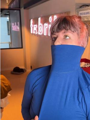 A post by @jointhefaebrik on TikTok caption: Jeg har en trang til å fortelle deg om stretchkalkulatoren vår som er meganice når du skal sy TØRTLE! Siden 🐢 er meget trang i halsen trenger den nok stretch i stoffet. Bruk derfor denne kalkisen du finner bakerst i mønsteret eller nedlastbar på Fæbrik.no under TØRTLE mønsteret og sjekk om stoffet du skal sy av er elstisk nok! På Tørtis trenger du minst å reke bort til 50% for at den skal gå over ⚽️. #jointhefaebrik #faebriktørtle #stretchkalkulator