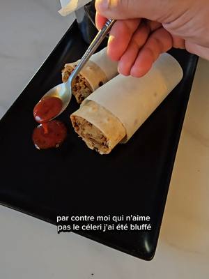 A post by @nabil_zemmouri on TikTok caption: Recette détaillée :  Suivez bien les instructions pour avoir le même résultat que moi ;) Pour le défi j'ai épluché le Céleri de moitié pour en garder une partie pour les frites mais mauvaises idée c'était très mauvais.  Restez donc sur la pomme de terre.  Pour 2 personnes vous pouvez en éplucher une partie comme moi pour 4 personne vous pouvez l'éplucher donc entier.  Pour 4 personnes  Éplucher donc le Céleri en gros lamelles à l'économe en alternant de haut en bas et de gauche à droite pour plus de facilité.  Une fois taillées, placer les lamelles dans un plat à four Verser dans un bol à part : - 5 cas d'huile d'olive  - 3 càc de coriandre moulue -3 càc de cumin moulu - 2 càc de paprika fumé (Facultatif mais le reste des épices est obligatoire pour le goût de kebab c'est mon mélange personnel)  - 2 càc de sel  Mélanger puis verser sur les lamelles crues, ne saupoudrer surtout pas comme moi directement les épices vous auriez bien des peines à imprégner toutes les lamelles. Faites donc bien une marinade à part.  Placer au four 210 degrés non préchauffé pour 1h  En remuant toutes les 15 minutes soit 4 fois en tout  Au bout D'une heure c'est près. Ça se conserve plusieurs jours au frais c'est sain c'est peu chèr. Ça aura forcément le goût de Céleri tout de même mais dans un sandwich pita avec sauce tomate, oignon et pointe d'harissa ça sera sublime !  Pour le pain pita express : - pour 2 tasses de farine  - une demi tasse d'eau ( à ne pas confondre avec 1 tasse et demi qui ferait trop d'eau ! )  Une bonne pincée de sel et de sucre. Mélangez d'abord à la cuillère puis terminez sur le plan de travail.  Étalez le plus finement possible puis cuire sur une poêle plutôt chaud 20 seconde de chaque côté  En tournant et en répétant jusqu'à cuisson et taches noires.  Envoyez moi vos réalisations je regarde tous vos messages en Dm.  À très bientôt  Nabil Zemmouri  Chef N-Zem #vegan #recette #TikTokFood #antigaspi 