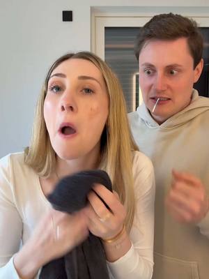 A post by @diewalsers on TikTok caption: Omg das darf sie nie erfahren😳🤣 #comedyvideo #funnyvideo #couplegoals #funny #girlfriend 