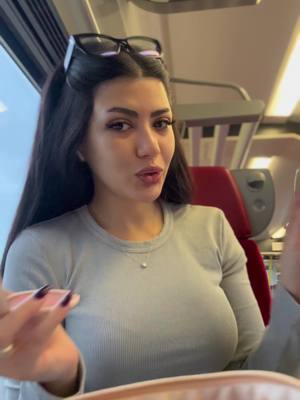 A post by @nermineberkouk on TikTok caption: Makeup dans le train, je suis désoler pour le son 🥲