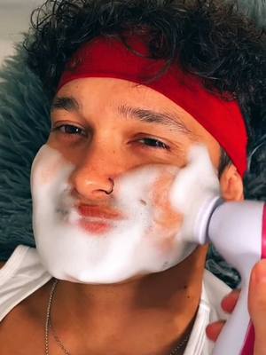 A post by @joshuamonis on TikTok caption: Antwort auf @Noemi Nikita OMG TIKTOK IS BACK 😍 #foryou #tiktok #fyp #viral #skincare #spa #skincare #spaday #couple #foryoupage 