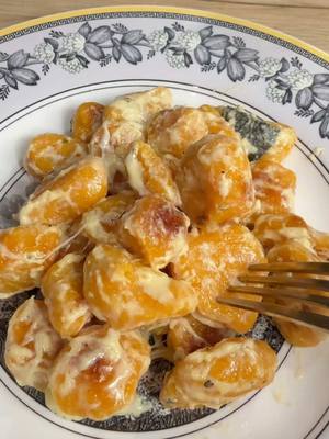 A post by @not_so_superflu on TikTok caption: Si vous avez des carottes et de la farine vous pouvez faire des gnocchis  trop bons 😋 #tiktokfood #recettefacile 