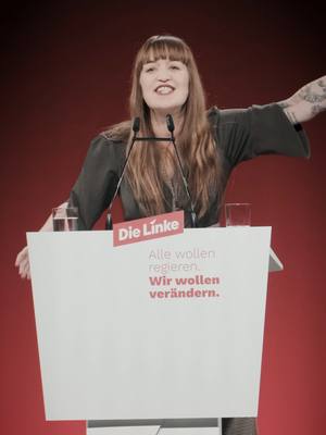 A post by @heidireichinnek on TikTok caption: "Die Zukunft ist links!" - und für konkrete Hilfe im Alltag steht nunmal @die.linke - machen, statt nur zu reden.