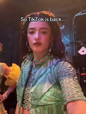 A post by @currentviralclips on TikTok caption: Well this is awkward.. 😬🤣 (via @charli d’amelio) #tiktok #tiktokban #tiktokisback #awkward #trendy #fyp #lol #foru