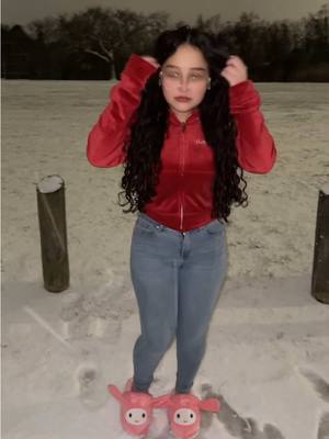 A post by @stefrp2 on TikTok caption: Jsjs💘❄️ #foryoupage #usa #fyp 