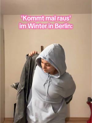 A post by @lidia_garage on TikTok caption: @Pia🌻 #loveu #berlin #winter #kalt #kommraus #frio #eis #eiszeit #klamotten #einpacken #chillimilli #chillen #lalala #gassi #yorkie #yorkshire 