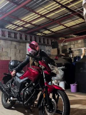 A post by @itzxl_cm on TikTok caption: Pov: estacionas tu moto midiendo 1.50 🙇🏻‍♀️ #paratiiiiiiiiiiiiiiiiiiiiiiiiiiiiiii #fyp #biker #bikergirl 