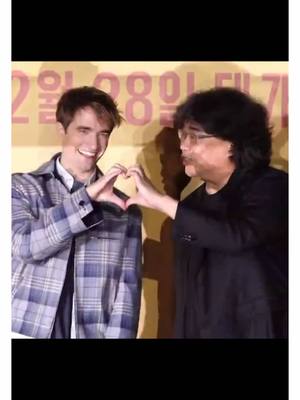 A post by @juyomimis on TikTok caption: robert pattinson aegyo ❤️ #robertpattinson #kpop 