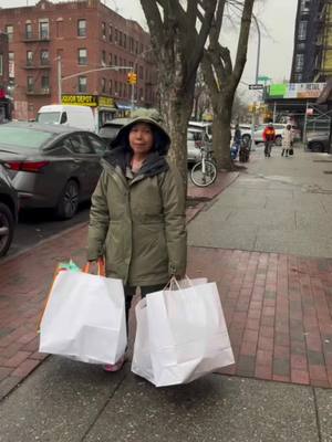 A post by @queenmadir on TikTok caption: Snowing na, uei na! Tapos na shopping lol #mamabicnyc #pinaybeshie #itikitik🦆 #hya45 #pinaymomover50inflorida🇵🇭 #pinoytexas787 #clarkkent🦸 #1382gemma #cocosister🇨🇦🇺🇸🤪 #teamcharizzz😜😜 #teamwabs #cristinamendoza 