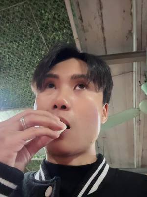 A post by @datvilla94 on TikTok caption: Vừa ăn vừa ngắm gái đẹp...            #datvilla #villateam #lmcgr 