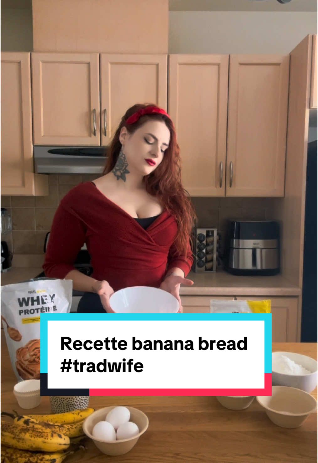 A post by @clara_lesr on TikTok caption: Recette banana bread 🍌  . . - 5 bananes bien mûres  - 3 œufs  - 200g de beurre  - 4g de levure  - une pincée de sel  - 250g de farine - une demi petite scoop de sucraline @yam_nutrition  CODE : LESR5 - 1 scoop et demi de whey au choix @yam_nutrition  . À cuire pendant 35min à 350 degrés Fahrenheit.  . . #canada #bananabread #healthy #healthyfood #humour #narasmith #tradwife #toronto #fit #fitness #yamnutrition 
