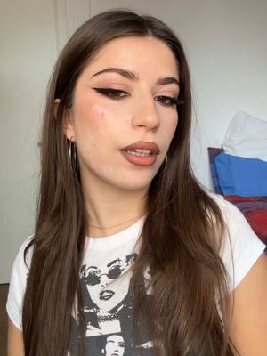 A post by @makeupbyfia_ on TikTok caption: Mi sta bene il “Latina Makeup”? 🤍 #latinamakeup #makeuptransition #viral #foryou 