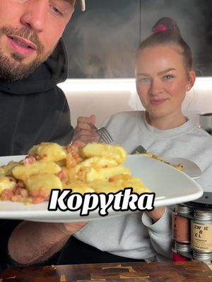 A post by @kiki_ajmo on TikTok caption: Polnische Kopytka mit Speck und Zwiebeln Ich habe sie nicht nach einem Originalrezept gekocht. Die Kartoffeln für Gnocchi, Kopytka oder andere Kartoffelklöße bereite ich immer im Ofen zu. Erstens, weil sie so besser schmecken, und noch viel wichtiger: Sie verlieren Flüssigkeit, sodass man keine Kartoffeln vom Vortag verwenden muss. Zutaten: 	•	750 g Kartoffeln (roh ca. 1 kg) 	•	250 g Mehl 	•	1 EL Speisestärke 	•	1 Ei 	•	Salz Zum Fertigstellen: 	•	Butter 	•	1 Zwiebel 	•	100 g Speck 	•	Pfeffer und Salz Lass es dir schmecken!#CapCut 