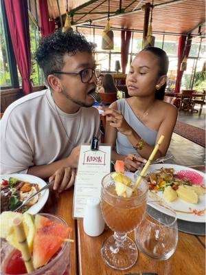 A post by @tiakaly.mg on TikTok caption: Le restau pref de @Aaron Ramanase et @Neptunia 🌞  #couple #fyp #restaurant #madagascar 