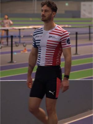 A post by @anthonyammirati on TikTok caption: 🚨Flashé au radar en excès de vitesse 🚨 Test sur les cellules :)  10 mètres de cellules avec 15 mètres lancés 1.07s Puis avec élan libre 0.99s Avec le beau maillot de l’équipe police 👮🏻‍♂️