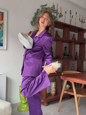 A post by @emmaasartini on TikTok caption: 🩰Scarpe: tengo o rendo?  Ho comprato queste scarpe per un progetto universitario e mi servivano come mules da casa un po’ posh. Quando mi sono arrivate (e tutt’ora) ero un po’ interdetta , voi che dite? SECONDO ME c’è del potenziale 🤫 #haul #tengorendo #mules 