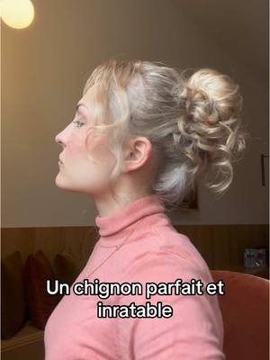 A post by @_itsnotcamille_ on TikTok caption: Chaque fois que je fais ce chignon, j'ai plein de compliments et les gens pensent que j'ai passé des heures dessus, alors qu'il est suoer facile et rapide à faire!!! #blairwaldorf #gossipgirl #oldmoney #noheatcurls #overnightcurls #hairstyle #bouclesanschaleur #blond #blonde #updo #bun 