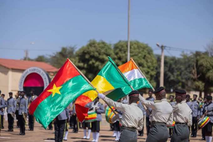 A post by @ffissby93 on TikTok caption: Bonne fête aux famas et AES  🇲🇱🇳🇪🇧🇫🤝👏