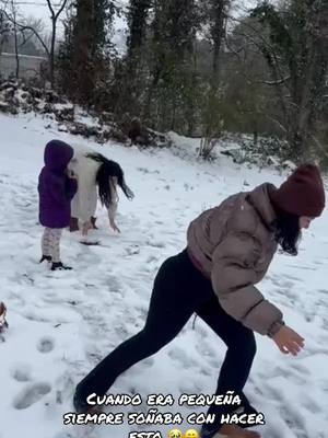 A post by @rosmehff on TikTok caption: Guerra de nieveeee🥹❄️